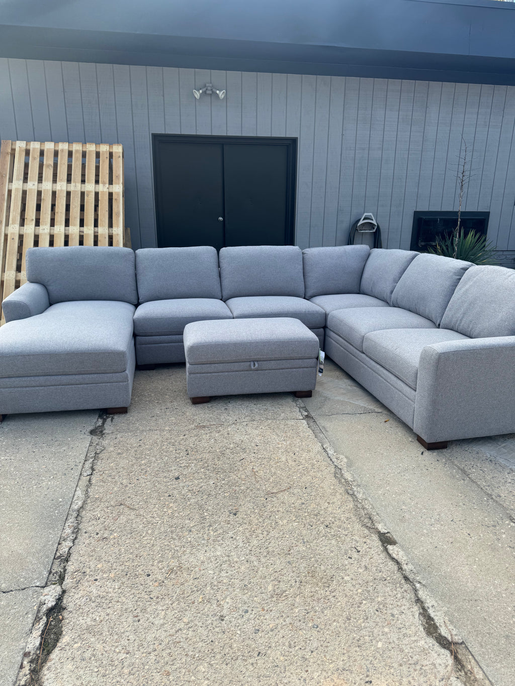 Langdon Light Gray Sectional w/ottoman |Brand New|