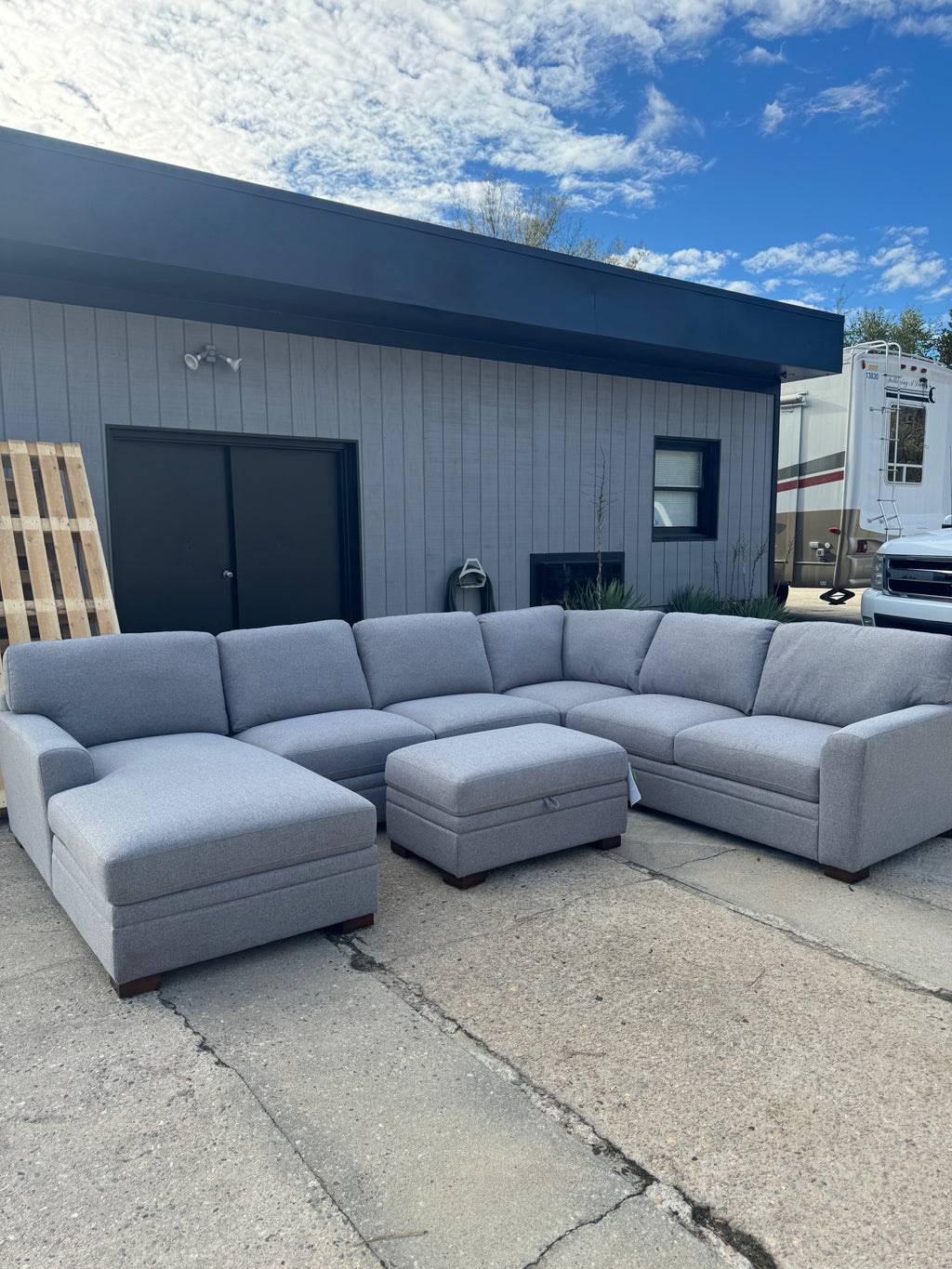 Langdon Light Gray Sectional w/ottoman |Brand New|